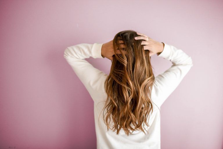 mujer cabello tinte tono sobre tono