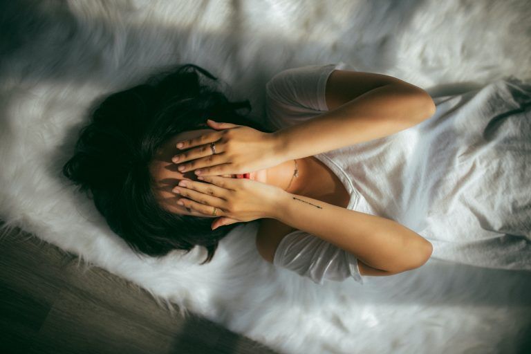 claves para combatir el estrés mujer manos cara