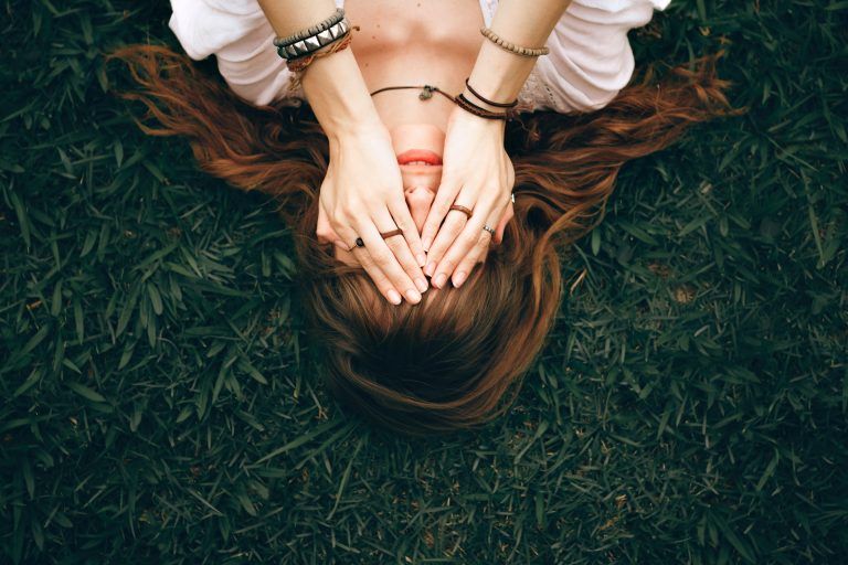 disminuir bolsas ojos mujer manos cara