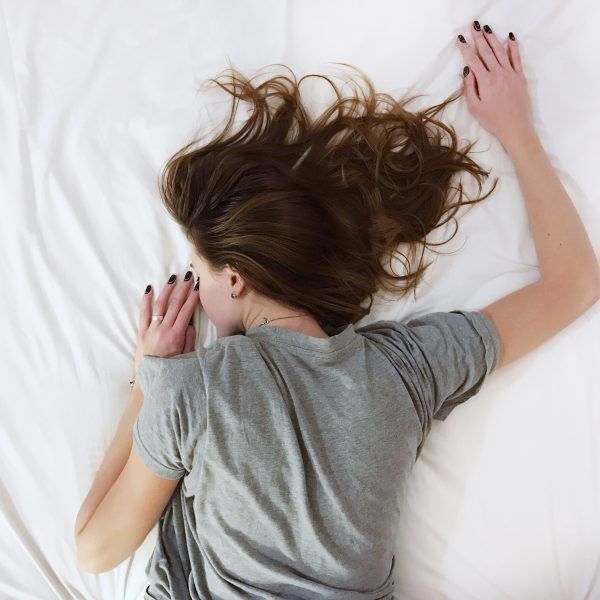 prevenir arrugas mientras duermes dormir boca abajo