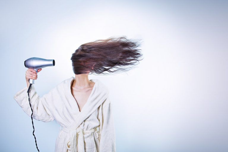 cómo daña el calor el cabello