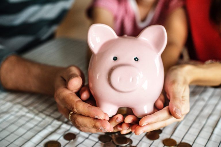 cómo enseñar finanzas a tus hijos