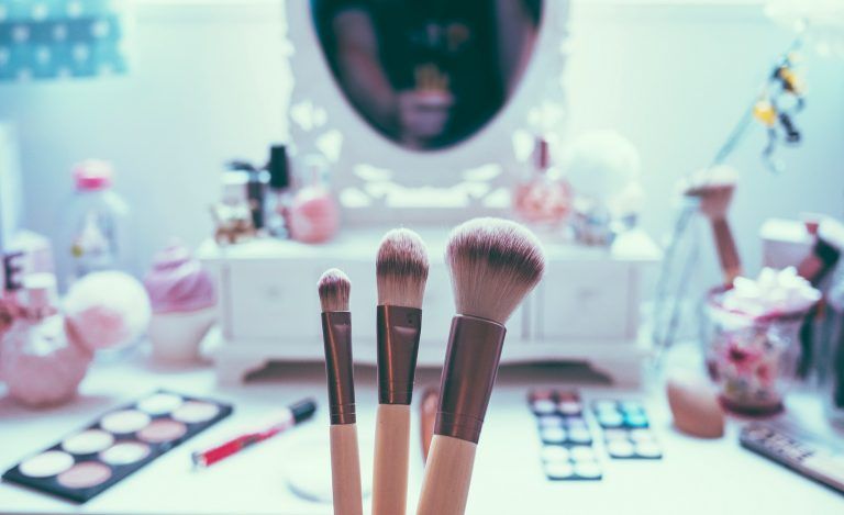 Cómo convertir tu habitación en un estudio de maquillaje