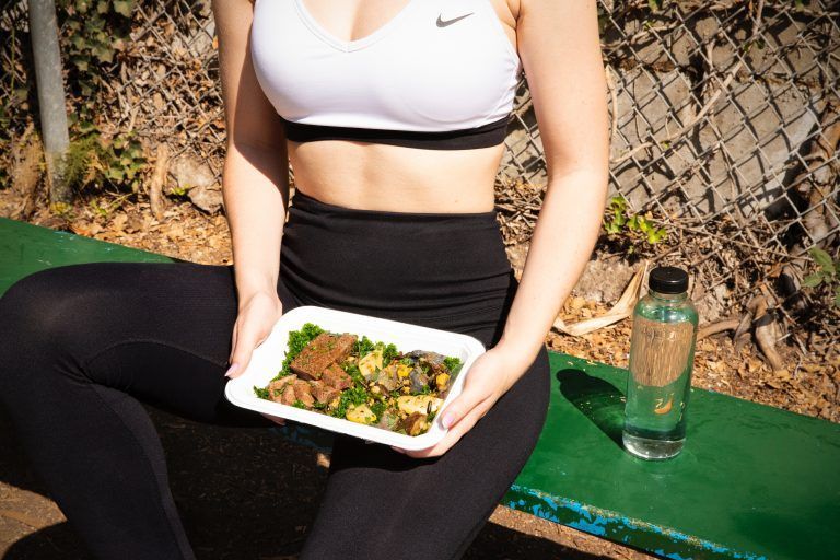 alimentación fuente energía mujer plato