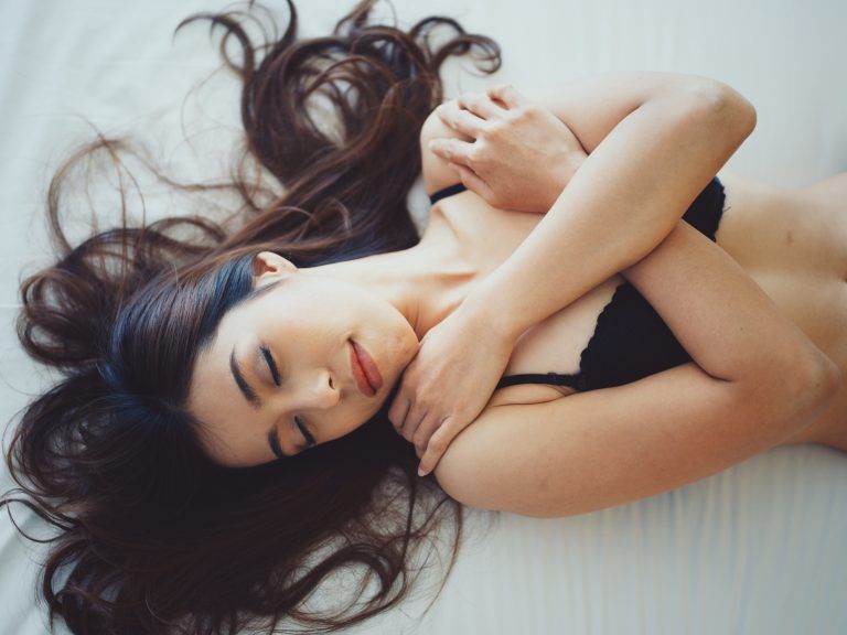 cirugía aumento de pecho mujer cama