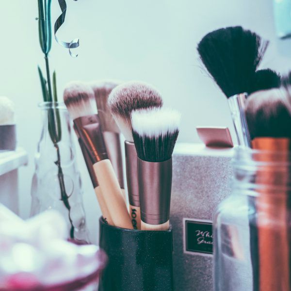 cómo limpiar las brochas de maquillaje