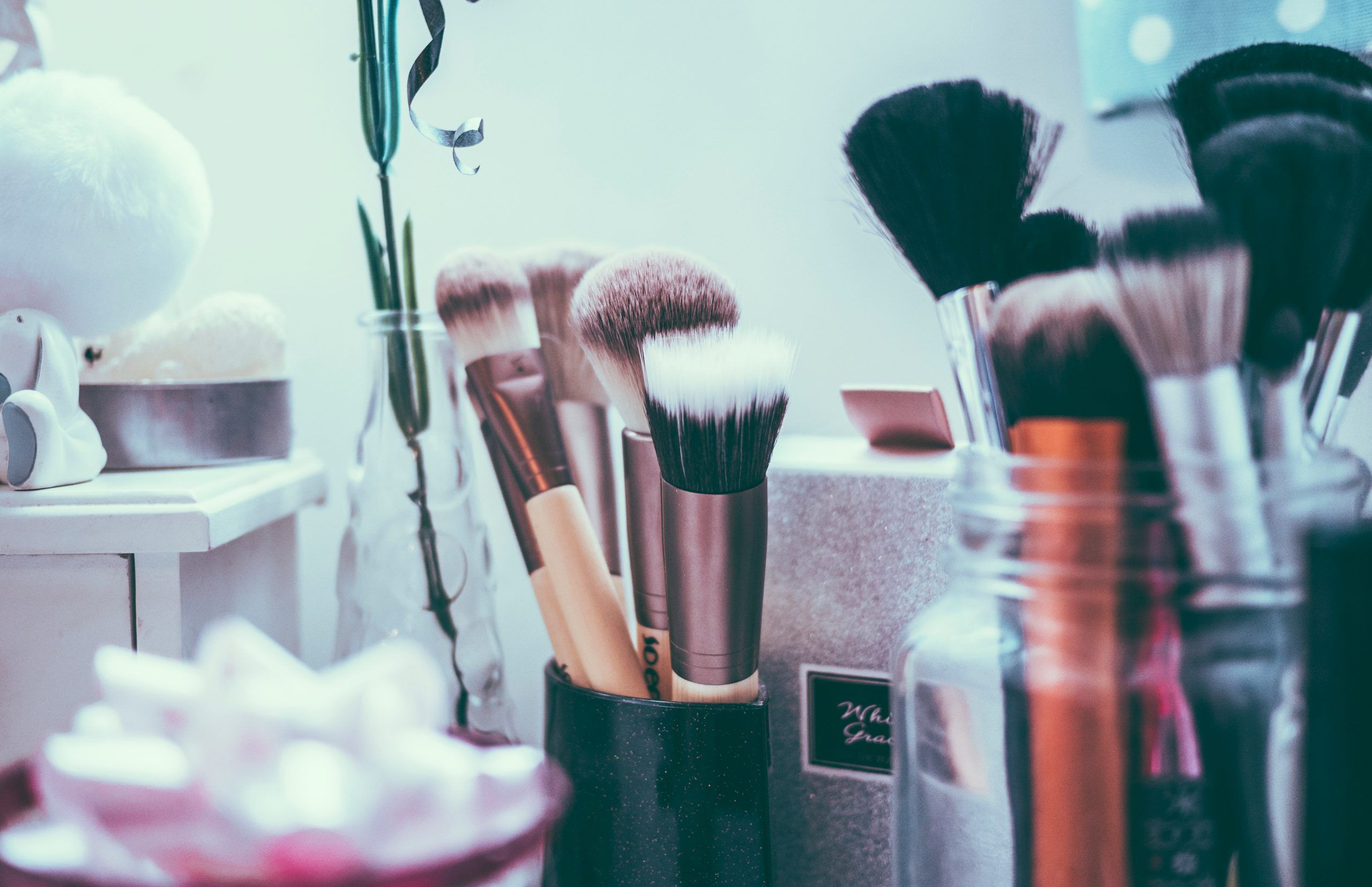 cómo limpiar las brochas de maquillaje