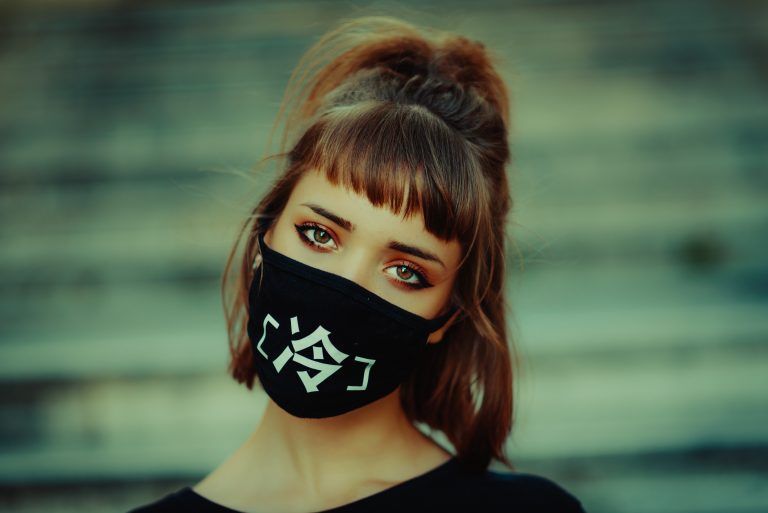 Cómo maquillarse los labios sin manchar la mascarilla