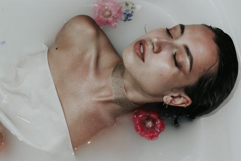 diferencias acondicionador y mascarilla mujer bañera