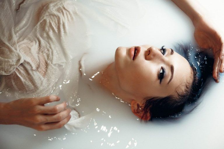 bálsamo desmaquillante la chinata mujer bañera