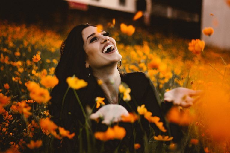 tratamientos faciales no invasivos mujer joven feliz