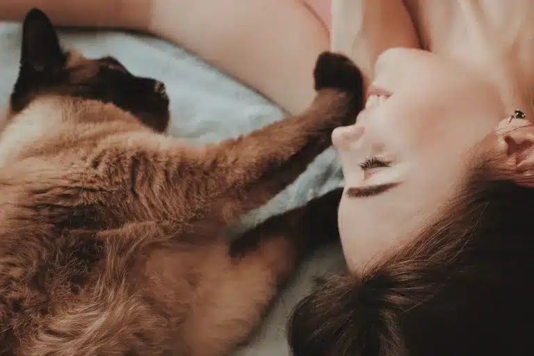 seguros para mascotas mujer gato