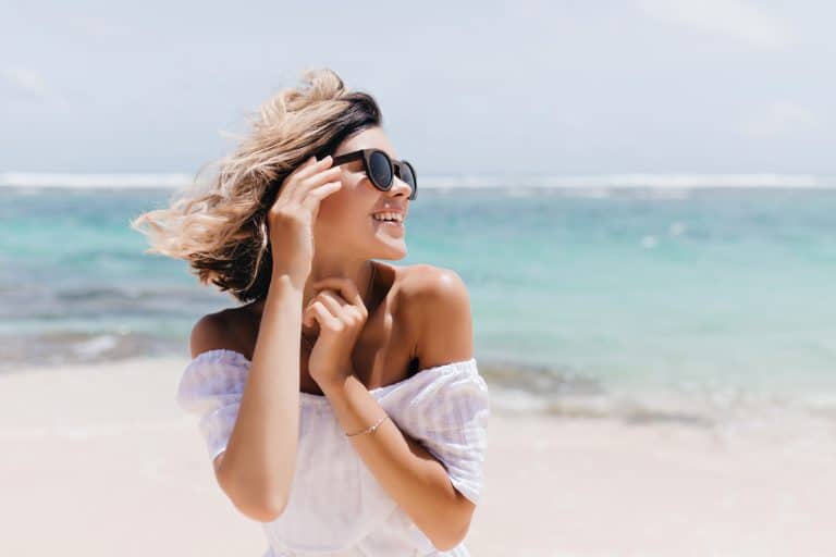 mujer en la playa sol